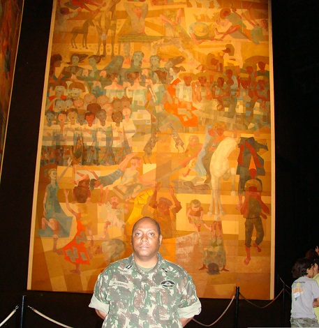 3º Sgt Musico Alexandre e ao fundo painéis de Portinari