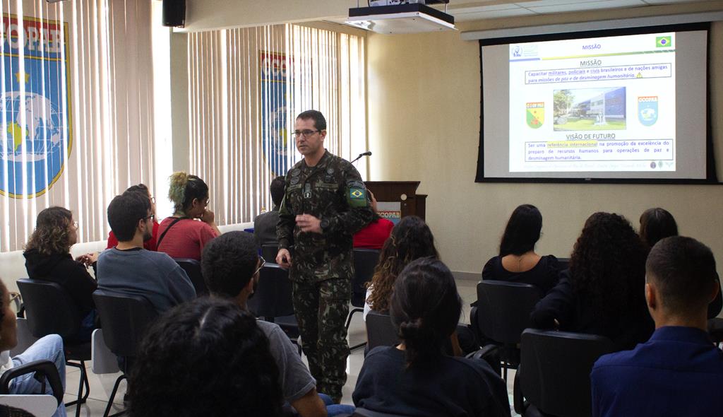 visita cursoRI UFF jun24 001