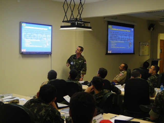 Instrução teórica de UN Communication com o Cap Andy Smith, do Reino Unido